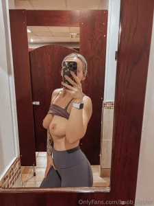 Gym titties say happy fridayyyy