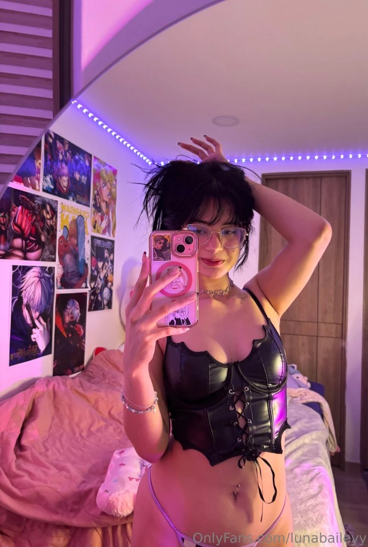 How about i show you my naughty side rawr chat me and i will show you 