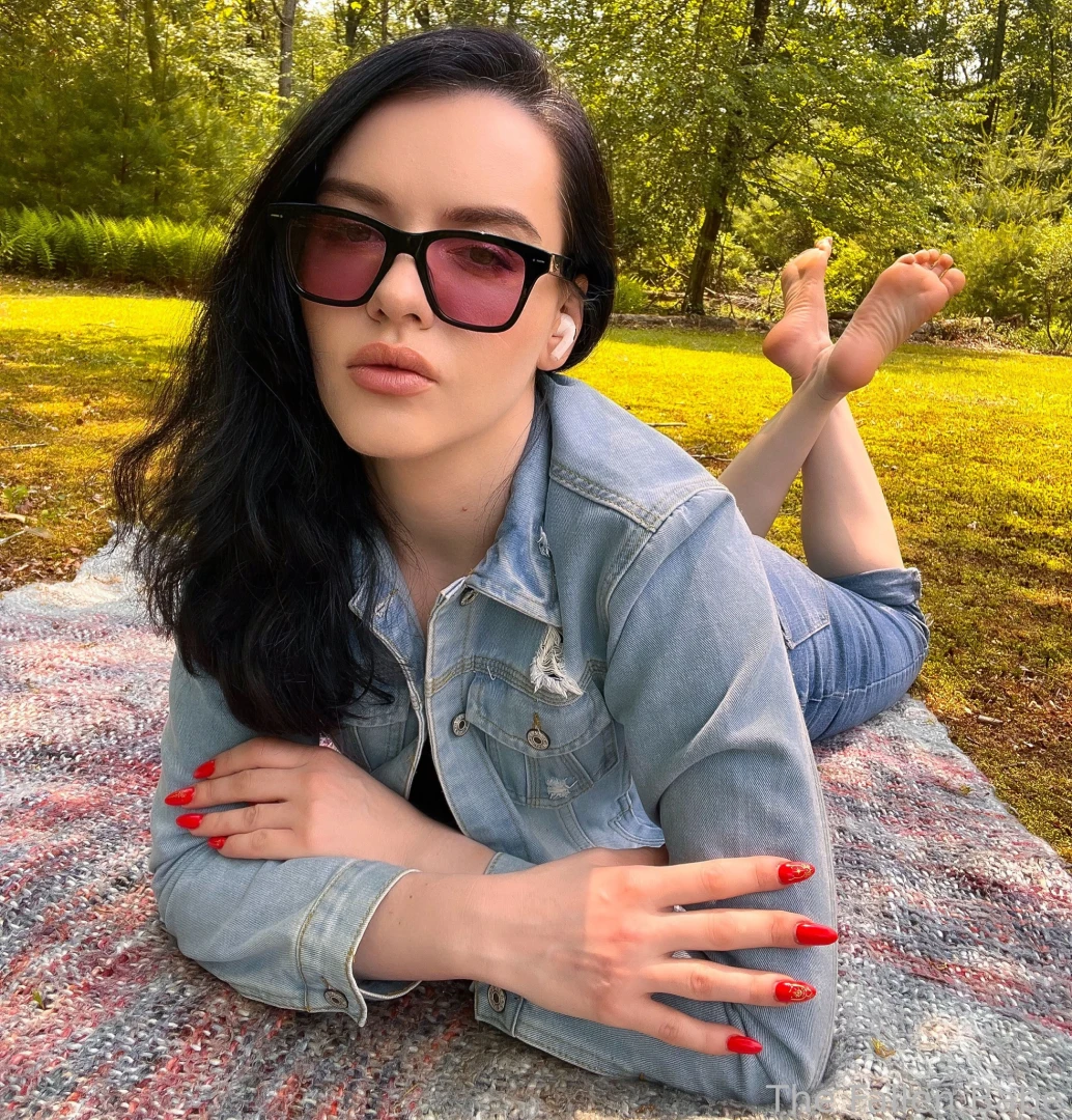 Do you want some feet with this sunshine say no more feet footfetish 