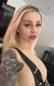 Happy friday hope you love how i look in this outfit xx