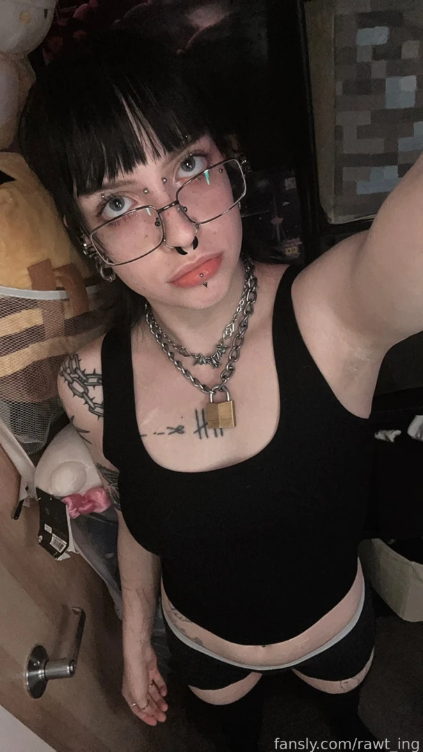 I wnna step on sum1s throat alt goth trans nonbinary piercings 