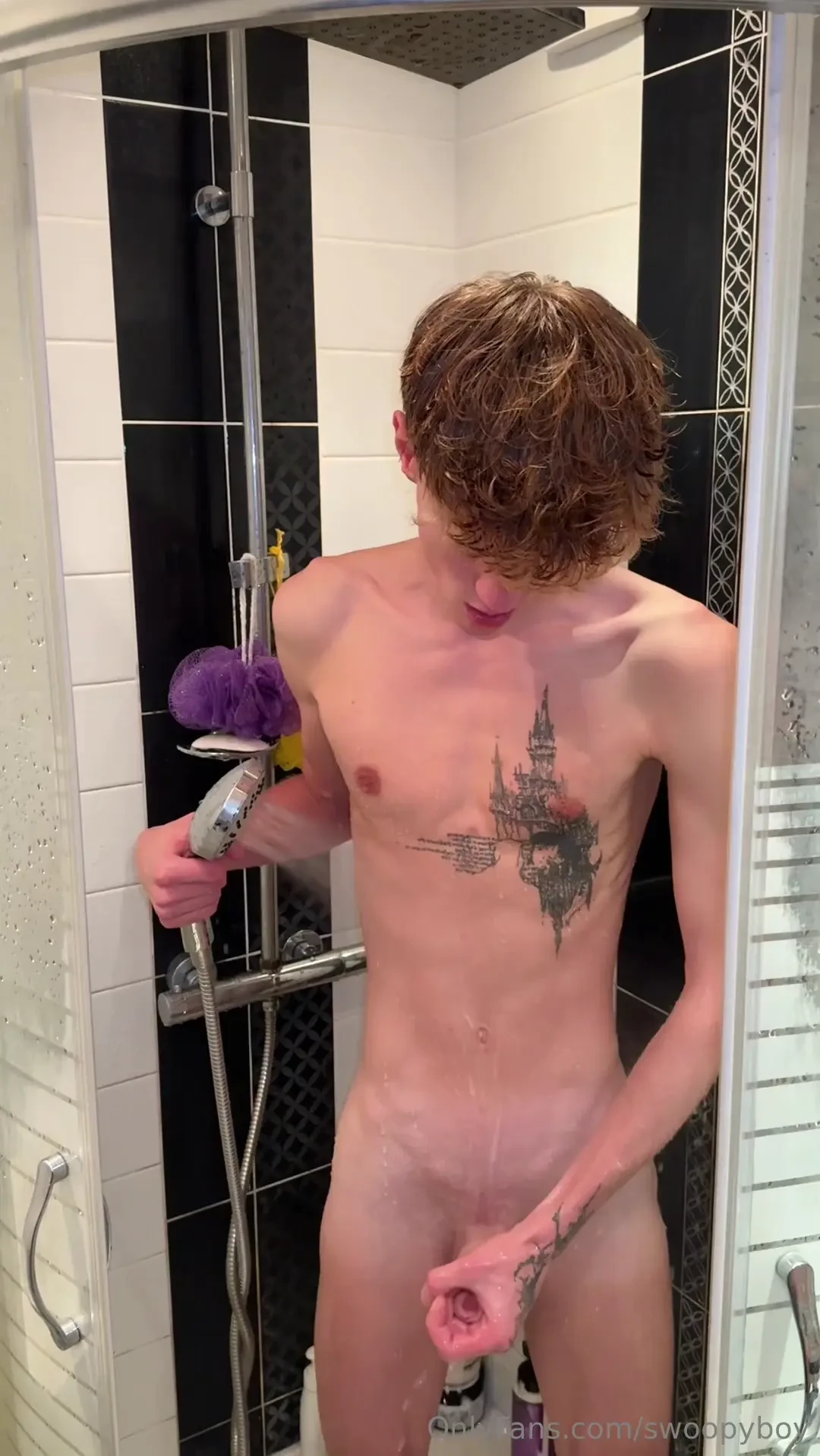 My first shower video how nice it is to pour hot water on the head of 