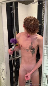My first shower video how nice it is to pour hot water on the head of