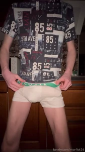 Instead of cooking i decided to jerk off my huge cock