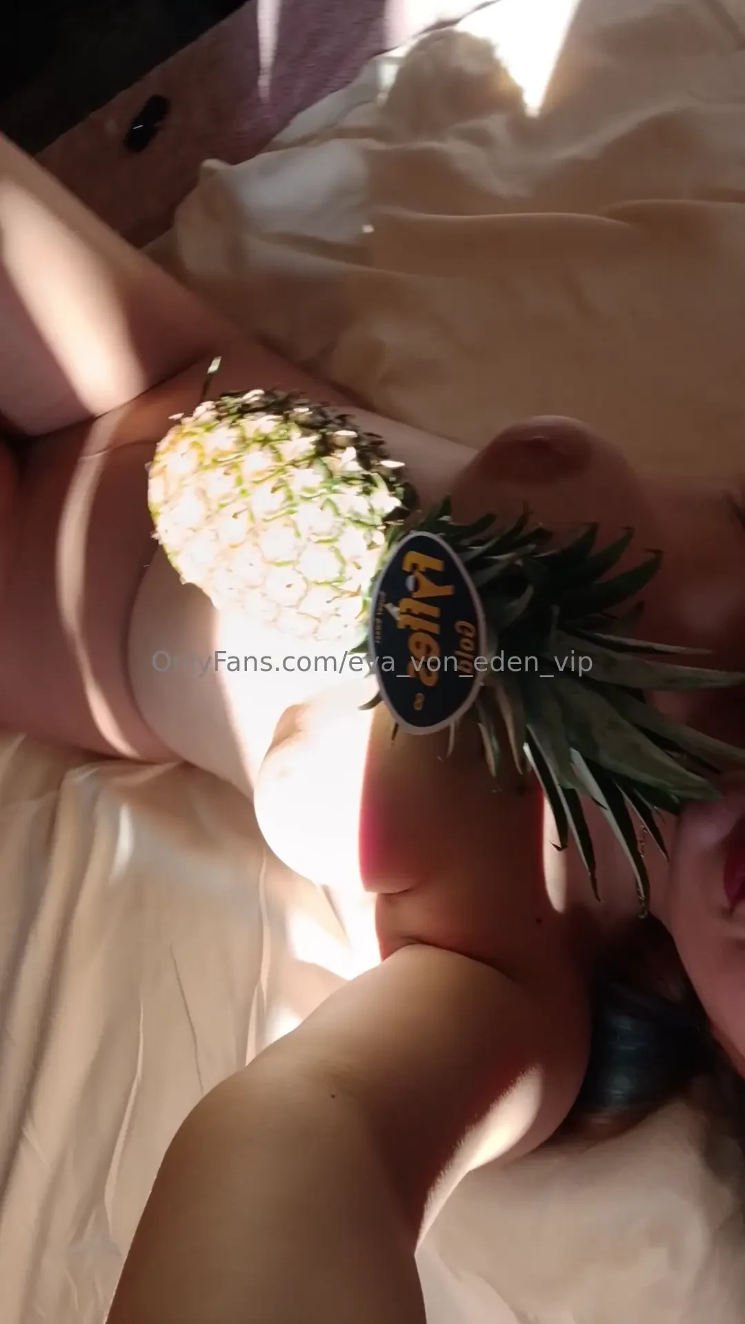 Sunt -10 grade afara dar eu am vibe de vara ananasul meu e copt si 