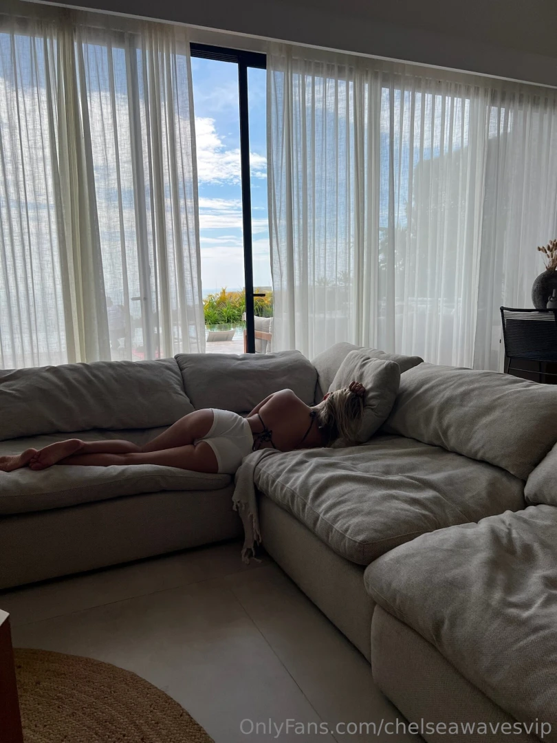 Sometimes the best outfit is no outfit at all 