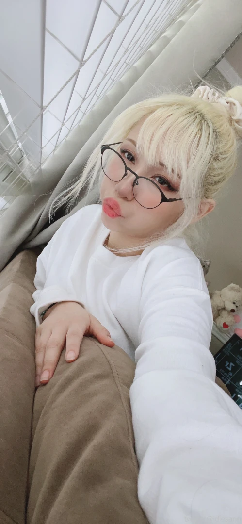 I hereby offer my cheeks for some squishes who will rise to the 