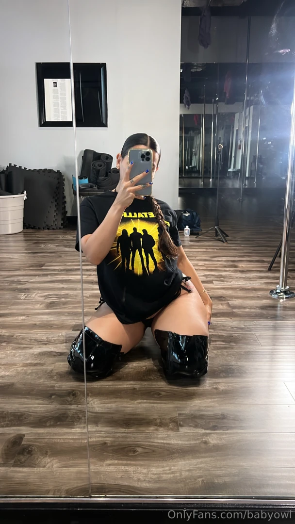 Metallica shirt amp thick thigh combo 