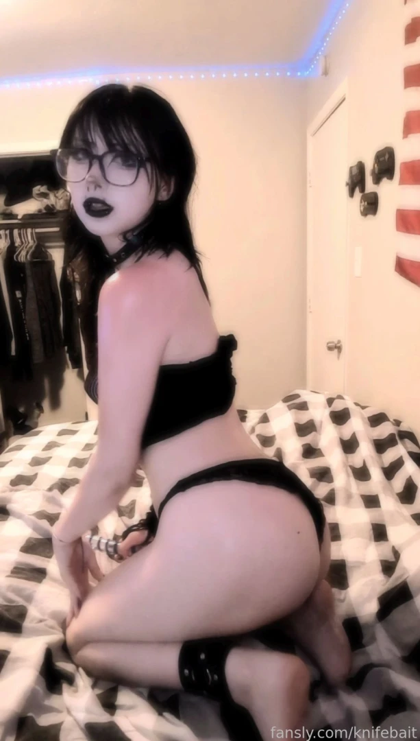 I m touch deprived come cuddle goth gothgirl gothslut gothgf emoslut 