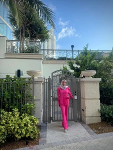 I m standing on the sidewalk catching the sun in the palm of my hand