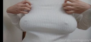 In this video i scratching shirt very sexy i play a lot with my tits part 1