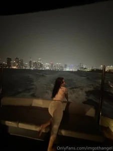 I keep the fattest ass on this app so tip 5 for ass bundle ps i love