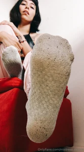 Do you want to see my beautiful goddess-like feet naked in your face