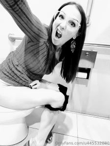 Listen your girl is a weirdo