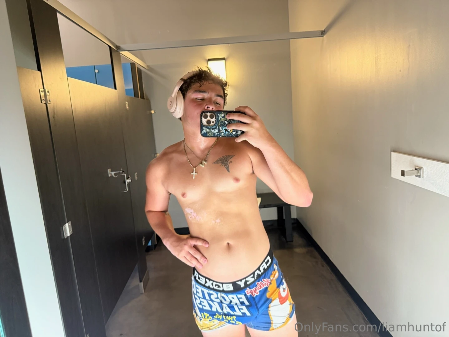 Get on your knees and stick your tongue out for me 