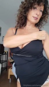 Vienimi a spogliare tu o preferiresti che ti facessi uno spogliarello