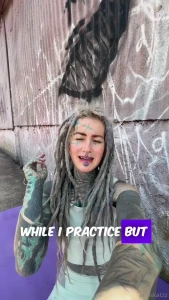 What a training bitten by a wasp in the middle finger i think it s a part 1