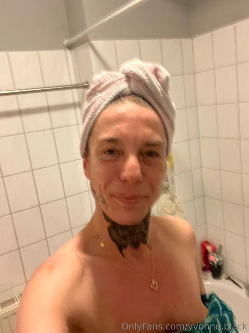 Ups dropped my towel pick it up for me and dont look on my titts i 