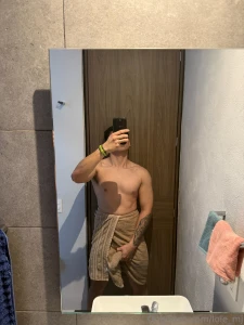 Uno de ustedes me acompa ar en un ba o caliente participa aqu abajo