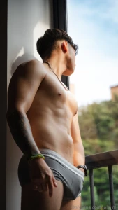 Mis boxers est n apretados mi mano explora lentamente lo que hay
