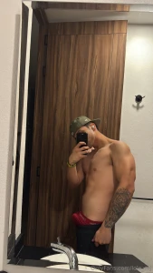 Me mir al espejo y pens y si te lo muestro as bien marcadito el b xer