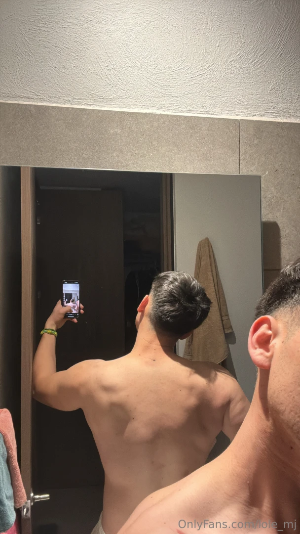 Vengo del gym me acompa as a la ducha 