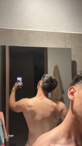 Vengo del gym me acompa as a la ducha