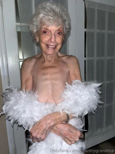 Omg my friend lindahope1939 is the oldest of creator in the world ftl