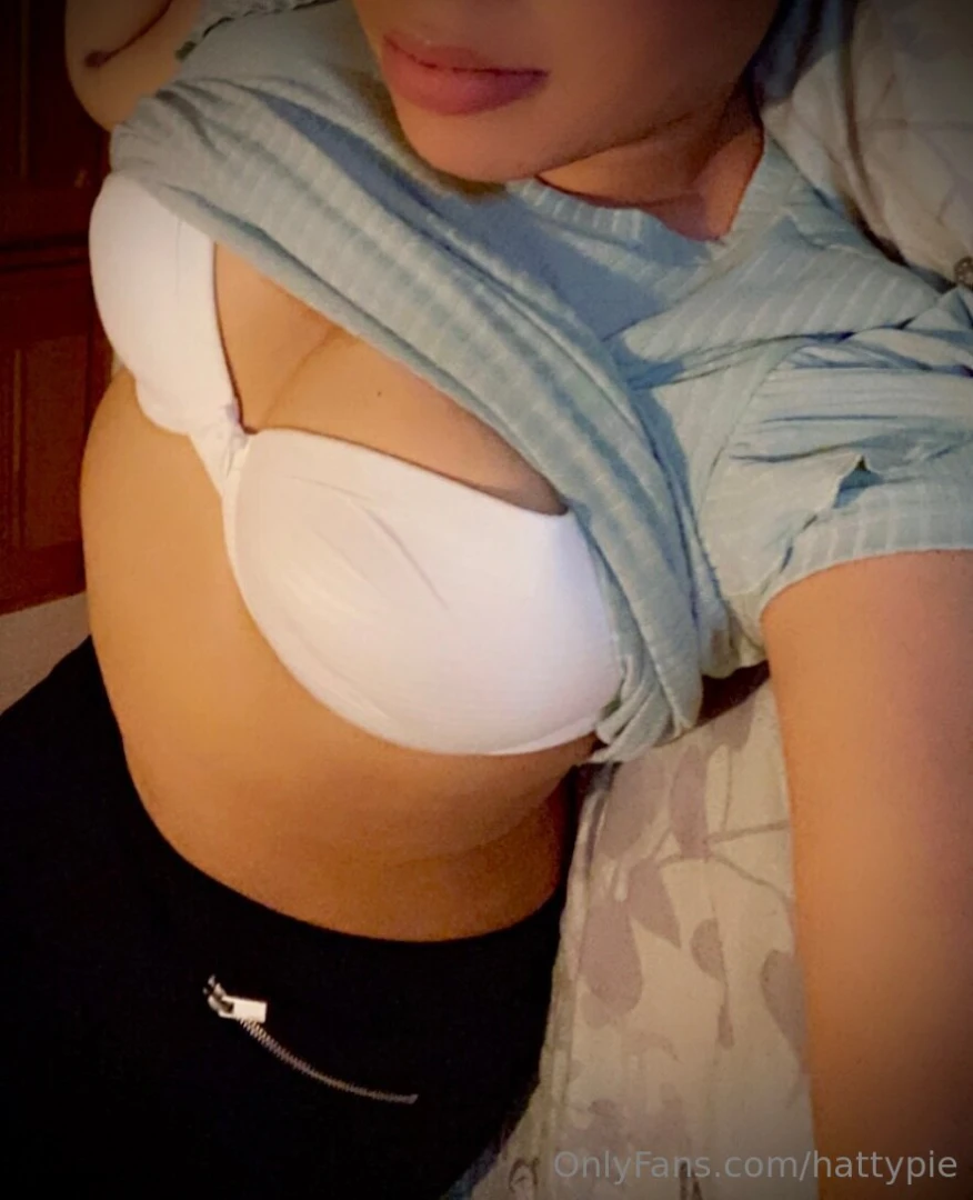 I m lonely and hornyy dm me 