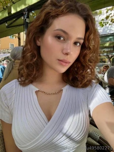 I m a girl you can fall in love with at first sight or the first word