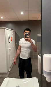 On voit bien mes abdos travers mon t-shirt blanc moulant