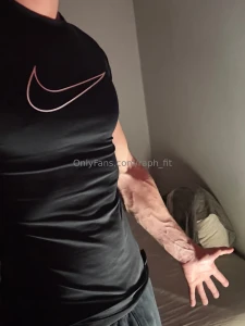 Regarder ses cadeaux petit possing avant-bras