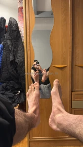 Qui me l che les pieds