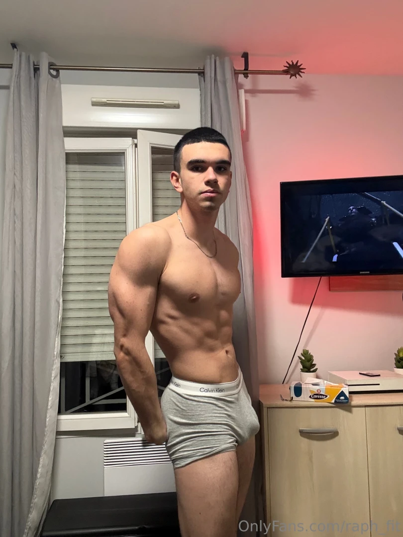 Avoue tu kiffe mon cale on calvin klein 