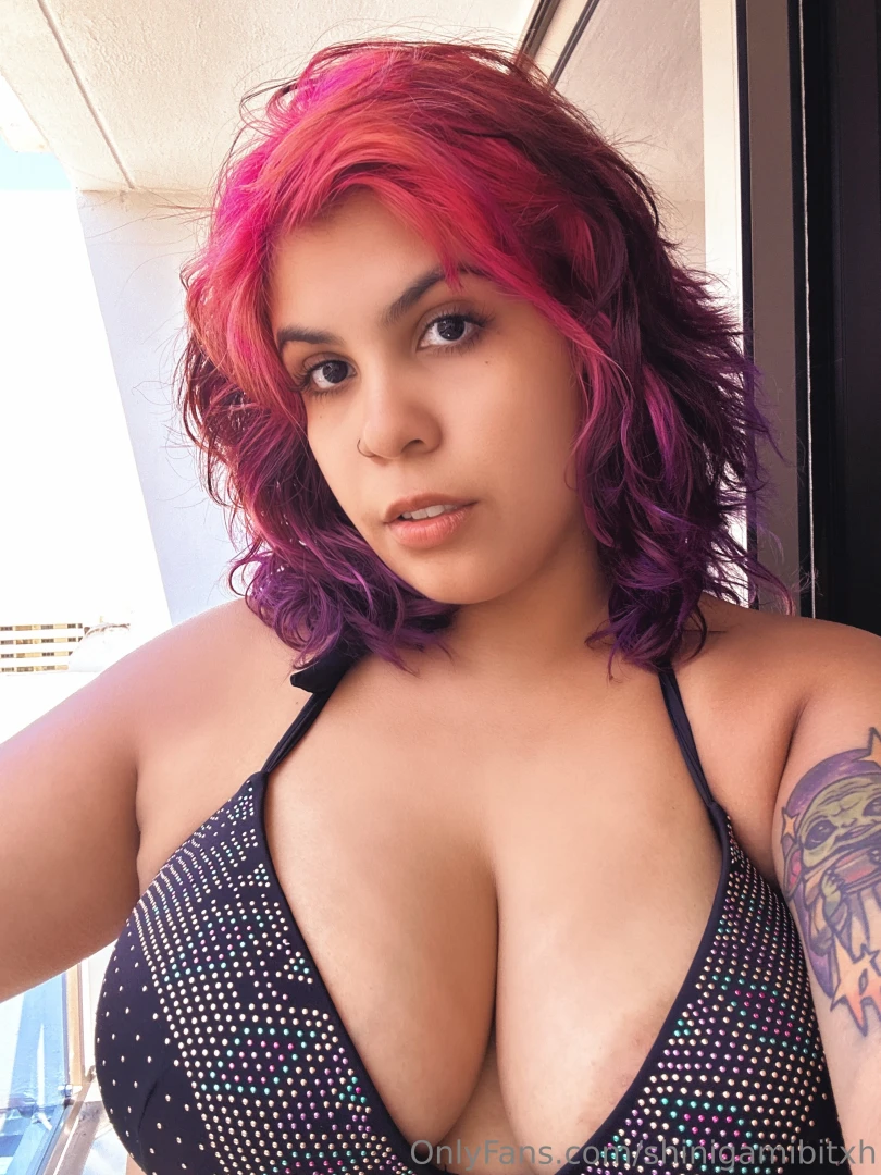 Some of the final leftover goodies from this balcony photoset from 