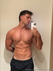 Lazy day today just squeezed in a few pumps so my muscles wouldn t part 2