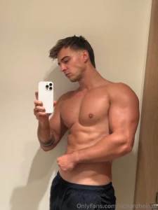 Post-gym pump mirror selfie just for you been keeping things