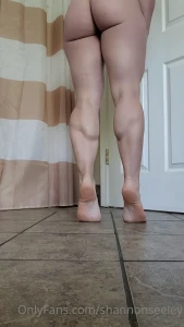 Because i polished my toes and i wanted to show you my feet and glutes