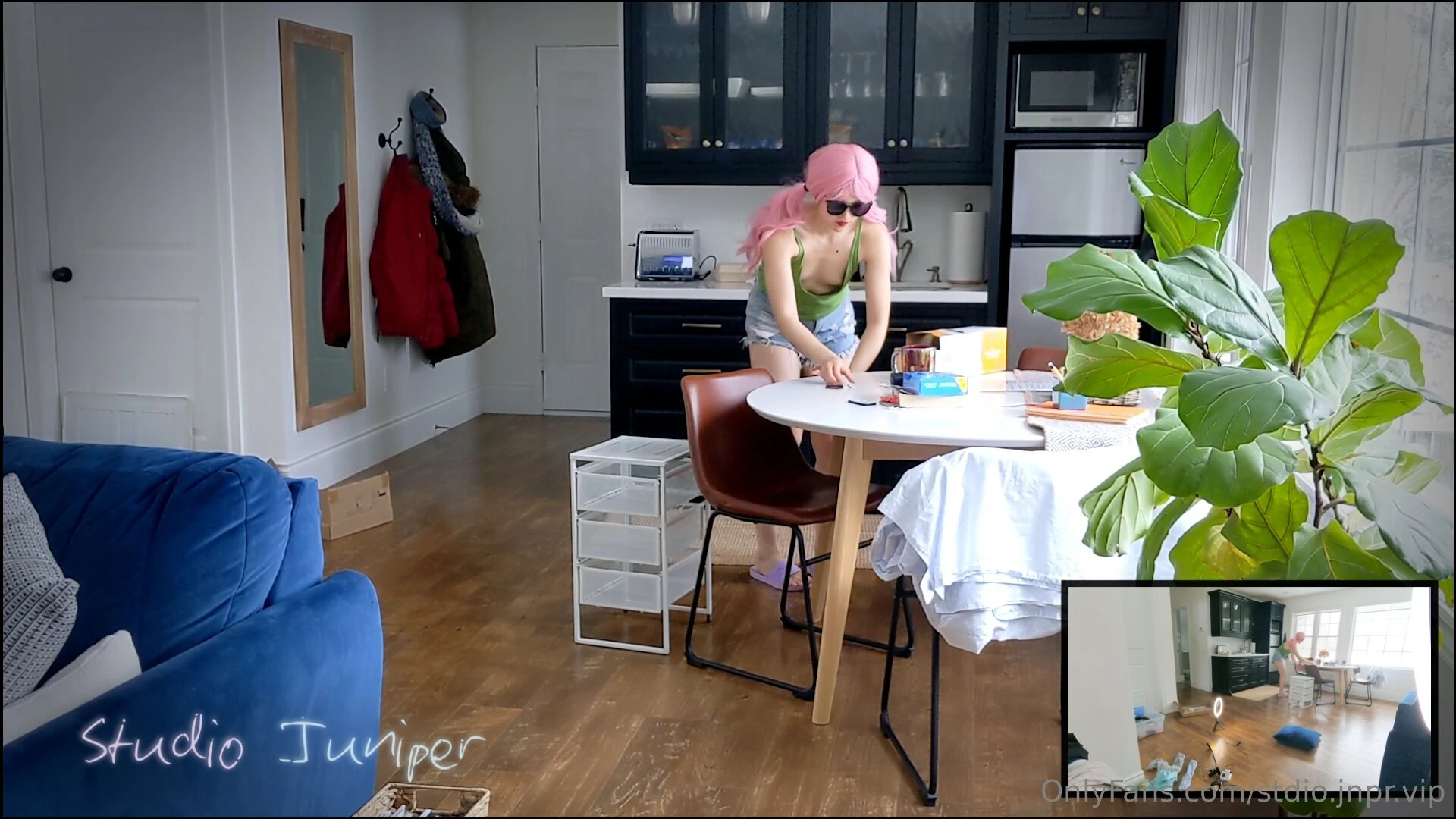 Uncensored version clean clean cleeeeaning the living room honestly 