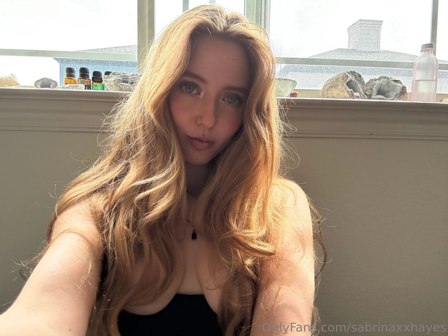 She s peeking go see the full thing 