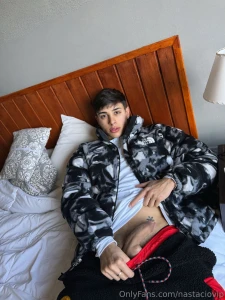 Aqu hace mucho fr o me ayudas a calentarme