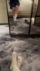 Who wants to massage my sweaty feet once i finish gymming