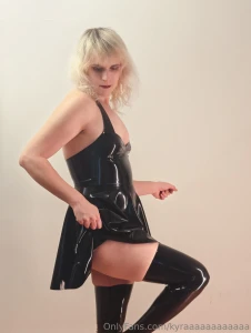 Little sfw photo set i did with my new latex dress