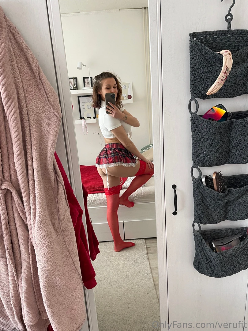 Prvn fotka je jen teaser ta druh jsem ohnut bez kalhotek a p ipraven t 