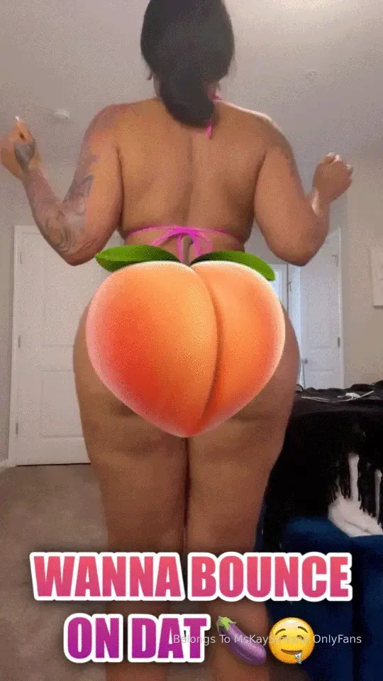 Ass bouncin as im twerking shaking and spreading these juicy cheeks 