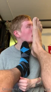 A video from when sirwithsize15s was in my dorm rubbing his feet on my