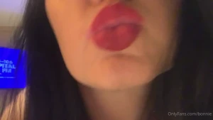 Would you like to kiss this milf