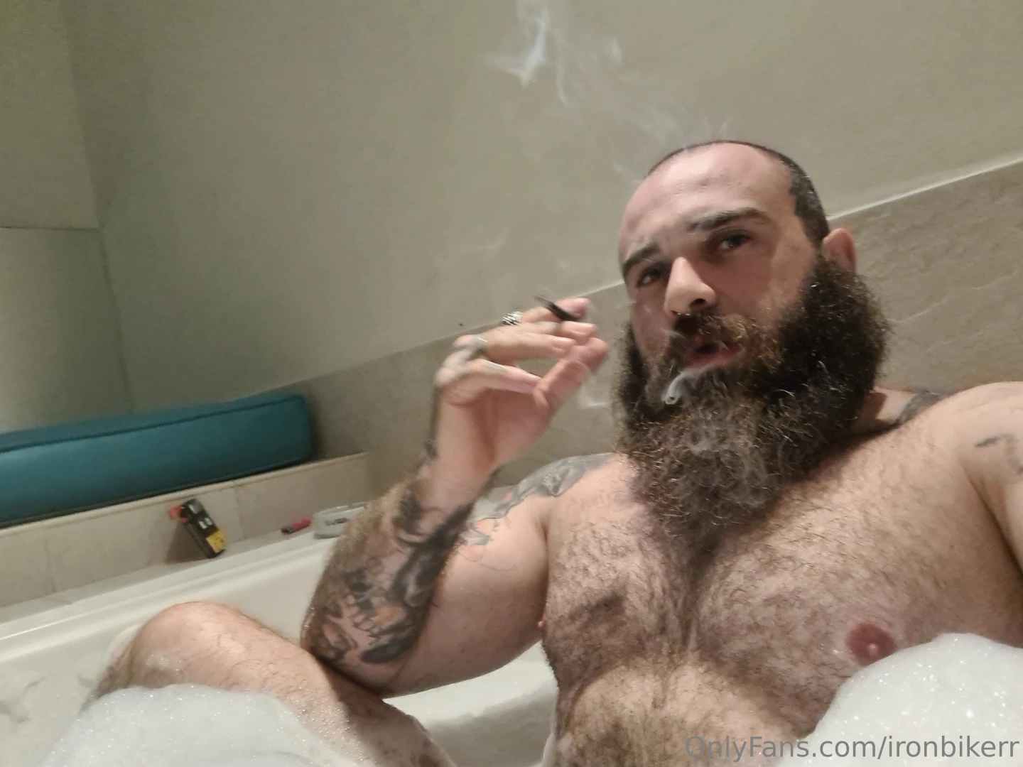 Come relax in the bathtub with me i ll give you a message 