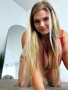 Look at me straight in the eye and tell me what color am i wearing