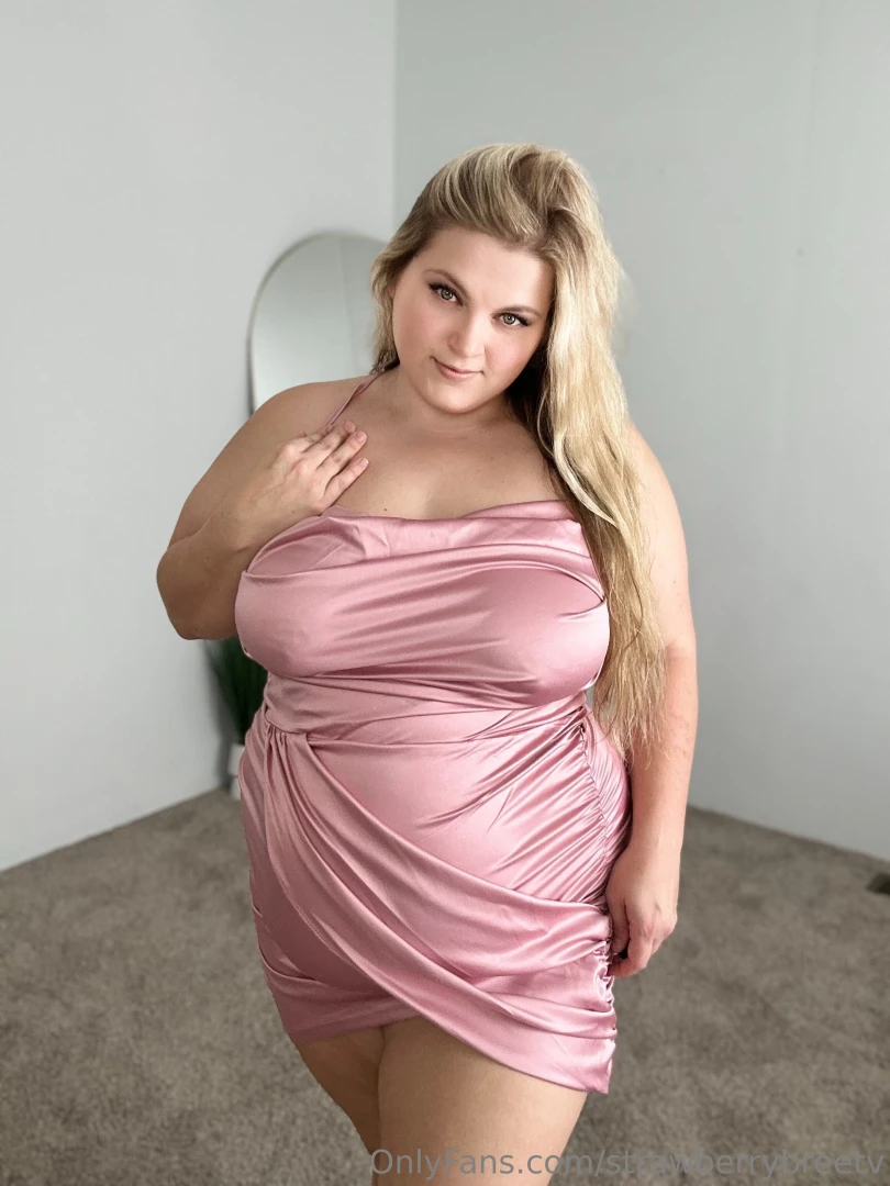 Look at how this gorgeous pink dress looks on me 